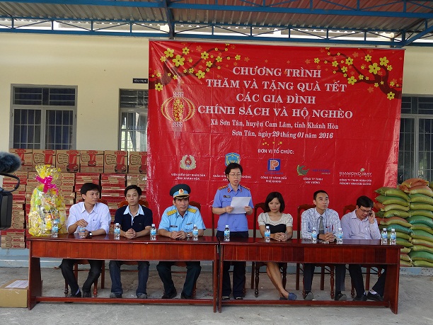 VKSND tỉnh Khánh Hoà thăm và tặng quà Tết Nguyên đán Bính thân 2016 cho các hộ nghèo tại  xã Sơn Tân - Huyện Cam Lâm