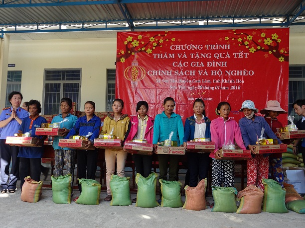 VKSND tỉnh Khánh Hoà thăm và tặng quà Tết Nguyên đán Bính thân 2016 cho các hộ nghèo tại  xã Sơn Tân - Huyện Cam Lâm