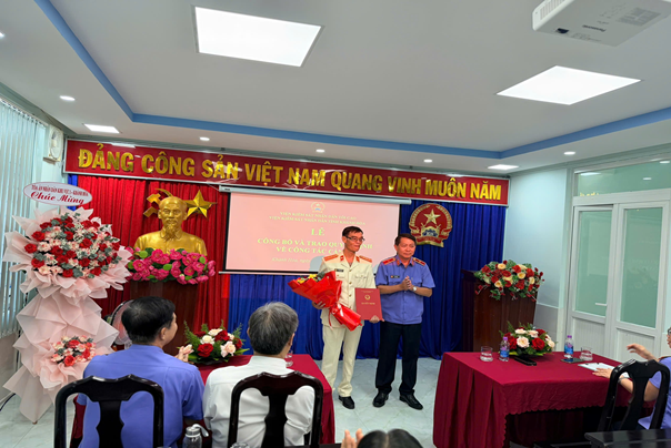 Lễ công bố và trao quyết định điều động, bổ nhiệm chức vụ phó viện trưởng vksnd khu vực 1, tỉnh khánh hòa