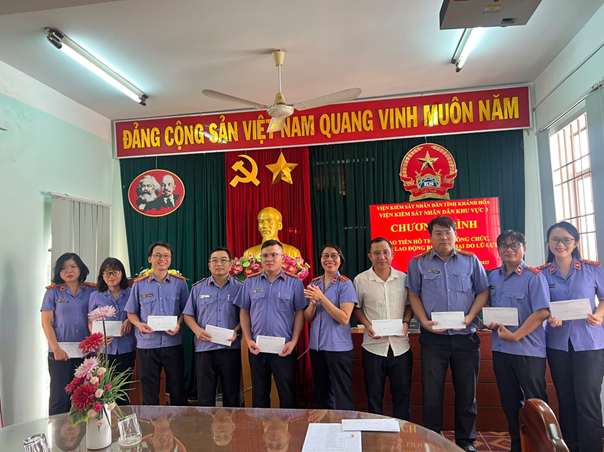 VIỆN KIỂM SÁT NHÂN DÂN KHU VỰC 3 – KHÁNH HÒA TỔ CHỨC CHƯƠNG TRÌNH TRAO TIỀN HỖ TRỢ CHO CÔNG CHỨC, NGƯỜI LAO ĐỘNG BỊ THIỆT HẠI DO MƯA LŨ