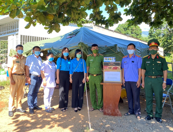 Khối các cơ quan Nội chính huyện Khánh Sơn tổ chức các hoạt động hưởng ứng phong trào Cả nước chung sức xây dựng nông thôn mới, chung tay ủng hộ công tác phòng chống dịch, hỗ trợ người nghèo vượt qua đại dịch Covid 19