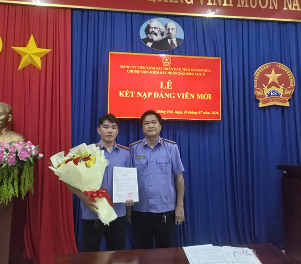 VIỆN KIỂM SÁT NHÂN DÂN KHU VỰC 5 – KHÁNH HOÀ  TỔ CHỨC LỄ KẾT NẠP ĐẢNG VIÊN MỚI
