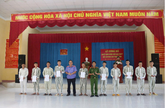Viện kiểm sát nhân dân tỉnh Khánh Hòa kiểm sát việc công bố  Quyết định giảm thời hạn chấp hành án phạt tù tại Trại giam A2 và Trại giam Sông Cái