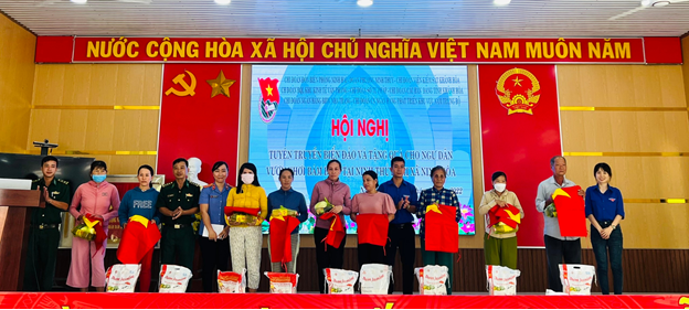 Chi đoàn VKSND tỉnh Khánh Hòa tổ chức “Tuyên truyền về tình hình  Biển Đông và tặng quà ngư dân vươn khơi bám biển tại  phường Ninh Thủy, thị xã Ninh Hòa”
