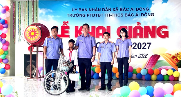 VIỆN KIỂM SÁT NHÂN DÂN KHU VỰC 7 - KHÁNH HÒA TIẾP SỨC ĐẾN TRƯỜNG, CHẮP CÁNH ƯỚC MƠ CHO HỌC SINH CÓ HOÀN CẢNH KHÓ KHĂN