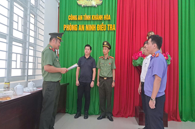 Viện kiểm sát nhân dân tỉnh Khánh Hòa (Phòng 1) phê chuẩn Quyết định bổ sung quyết định khởi tố bị can và Lệnh bắt bị can để tạm giam đối với Nguyễn Ngọc S – Giám đốc Công ty TNHH Tiếp vận Cam Ranh về tội 
