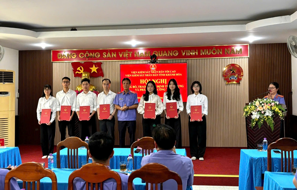 Công bố và trao quyết định tuyển dụng công chức nghiệp vụ kiểm sát ngành kiểm sát nhân dân đợt 02 năm 2025