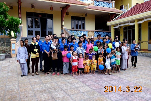 Chi đoàn VKSND tỉnh Khánh Hoà đến  thăm và tặng quà các trẻ em mồ côi tại chùa Thanh Sơn huyện Cam Lâm
