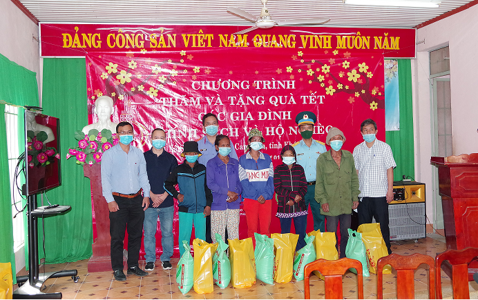 Thăm và tặng quà đến các hộ gia đình chính sách và gia đình nghèo xã Sơn Tân, huyện Cam Lâm, tỉnh Khánh Hòa nhân dịp tết Nguyên đán Nhâm Dần năm 2022