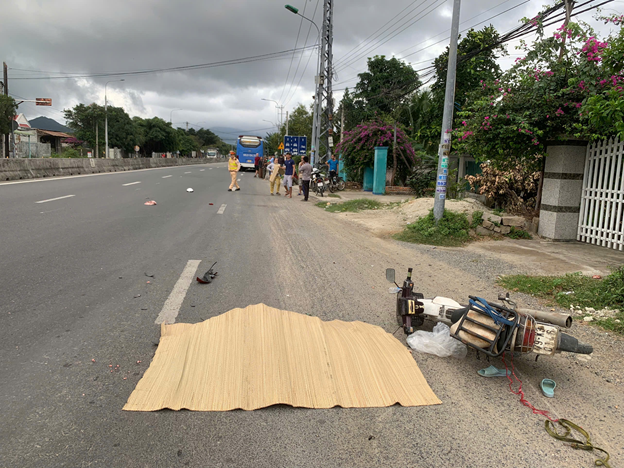 Viện kiểm sát nhân dân Khu vực 2 - Khánh Hòa phối hợp với các cơ quan chức năng tham gia khám nghiệm hiện trường, khám nghiệm tử thi vụ tai nạn giao thông đường bộ nghiêm trọng dẫn đến chết người