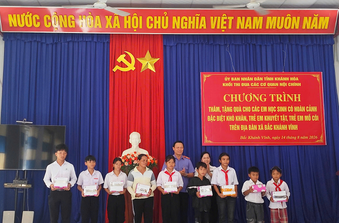 Khối thi đua các cơ quan nội chính tỉnh Khánh Hòa tổ chức thăm, tặng quà cho các cháu học sinh có hoàn cảnh khó khăn trên địa bàn xã Bắc Khánh Vĩnh