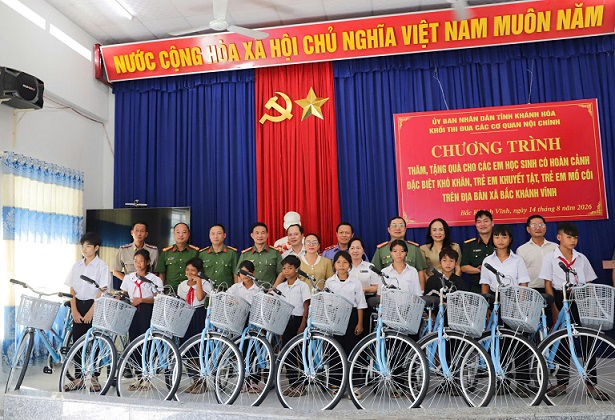 Khối thi đua các cơ quan nội chính tỉnh Khánh Hòa tổ chức thăm, tặng quà cho các cháu học sinh có hoàn cảnh khó khăn trên địa bàn xã Bắc Khánh Vĩnh