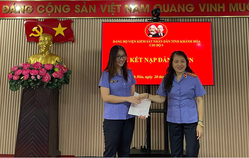CHI BỘ 5 – ĐẢNG BỘ VIỆN KNSD TỈNH KHÁNH HÒA TỔ CHỨC LỄ KẾT NẠP ĐẢNG VIÊN MỚI
