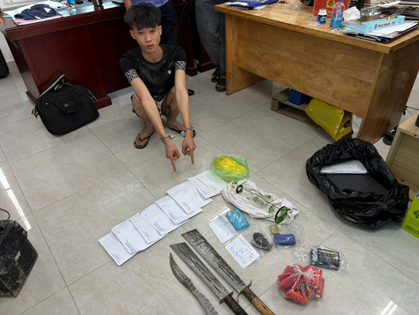 Bắt quả tang đối tượng tàng trữ má túy, lựu đạn – Khám xét khẩn cấp thu giữ nhiều đao tự chế và pháo nổ