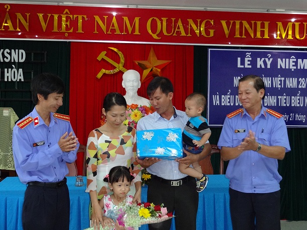 Viện kiểm sát nhân dân tỉnh Khánh Hòa thực hiện cuộc vận động xây dựng người cán bộ, công chức, viên chức 
