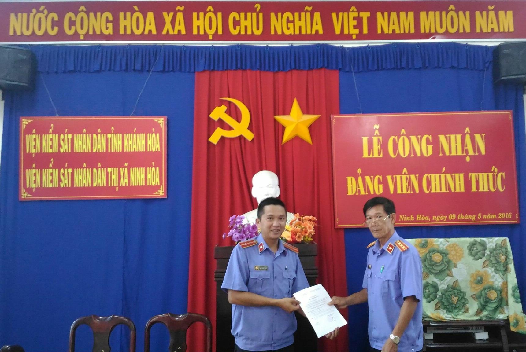 Chi bộ Viện kiểm sát nhân dân thị xã Ninh Hòa tổ chức  lễ công nhận Đảng viên chính thức