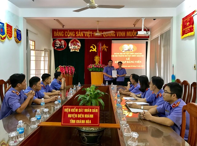 Chi bộ VKSND huyện Diên Khánh tổ chức kết nạp Đảng viên mới