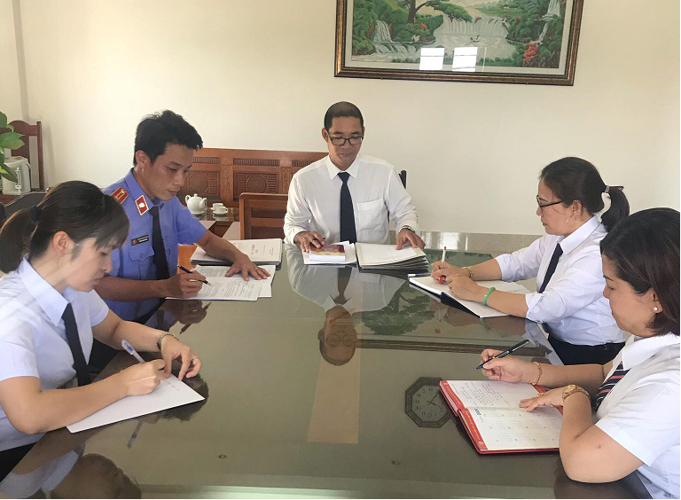 Viện KSND huyện Cam Lâm tham gia phiên họp rút ngắn thời gian thử thách án treo cho 08 bị án nhân kỷ niệm 45 năm ngày Giải phóng Miền Nam