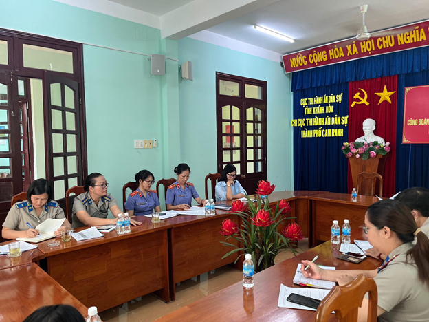 thực hiện trực tiếp kiểm sát hoạt động thi hành án dân sự tại Chi cục Thi hành án dân sự thành phố Cam Ranh