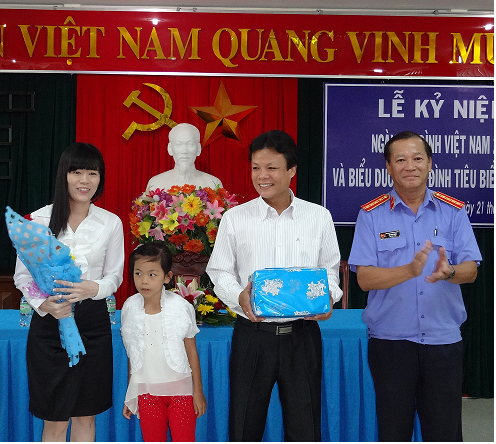 Ban chấp hành Công đoàn VKSND tỉnh Khánh Hoà tổ chức lễ tuyên dương các Gia đình tiêu biểu nhân ngày Gia đình việt nam 28/06.