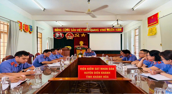 LÃNH ĐẠO VIỆN KIỂM SÁT NHÂN DÂN TỈNH KHÁNH HÒA LÀM VIỆC VỚI VKSND HUYỆN DIÊN KHÁNH VÀ VKSND HUYỆN KHÁNH VĨNH VỀ CÔNG TÁC CHUẨN BỊ KẾT THÚC HOẠT ĐỘNG CỦA VIỆN KIỂM SÁT NHÂN DÂN CẤP HUYỆN