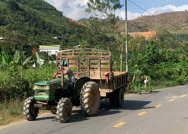 Kiểm sát viên Viện kiểm sát nhân dân huyện Khánh Sơn kiểm sát khám nghiệm hiện trường, khám nghiệm tử thi vụ tai nạn giao thông