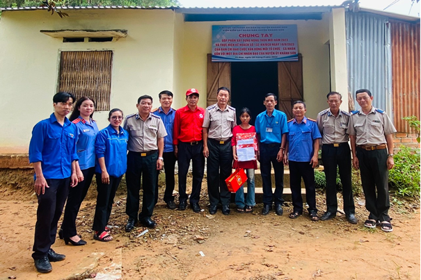 Viện Kiểm sát nhân dân huyện Khánh Sơn phối hợp  tổ chức thăm hỏi, tặng quà cho học sinh nghèo vượt khó