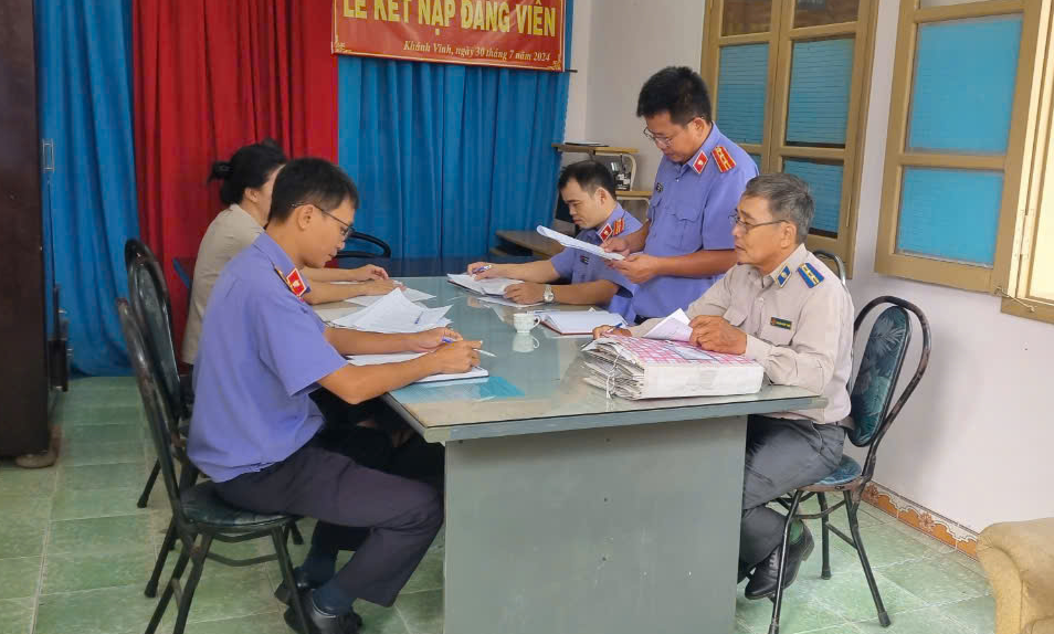 Trực tiếp Kiểm sát Hoạt động Thi hành án Dân sự tại Chi cục Thi hành án huyện Khánh Vĩnh năm 2024