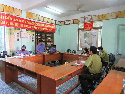 Viện KSND huyện Khánh Vĩnh trực tiếp kiểm sát việc tiếp nhận, giải quyết nguồn tin về tội phạm tại Hạt Kiểm lâm Khánh Vĩnh