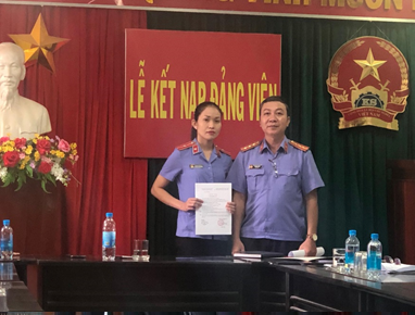 Chi bộ Viện kiểm sát nhân dân thành phố Nha Trang đã tổ chức lễ kết nạp đảng viên cho quần chúng ưu tú