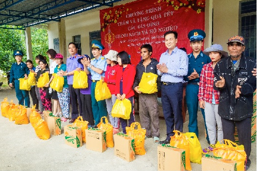 Viện kiểm sát nhân dân tỉnh Khánh Hòa cùng các đơn vị thành viên tổ chức đến thăm và tặng quà đến các hộ gia đình nghèo và gia đình chính sách xã Sơn Tân, huyện Cam Lâm, tỉnh Khánh Hòa.