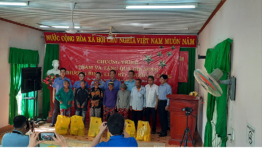 Viện kiểm sát nhân dân tỉnh Khánh Hòa cùng 3 đơn vị thành viên tặng quà các gia đình chính sách tại xã Sơn Tân