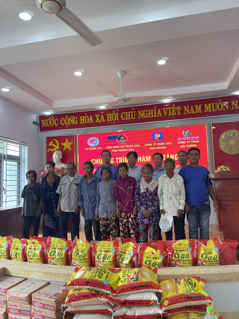 THĂM VÀ TẶNG QUÀ CHO CÁC HỘ GIA ĐÌNH LIỆT SỸ, GIA ĐÌNH CÓ CÔNG VỚI CÁCH MẠNG TẠI XÃ SƠN TÂN NHÂN KỶ NIỆM NGÀY THƯƠNG BINH LIỆT SỸ 27/7