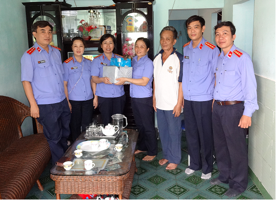 Ban chấp hành Công đoàn VKSND tỉnh Khánh Hoà thăm và tặng quà gia đình Cán bộ Công chức trong ngành có hoàn cảnh khó khăn