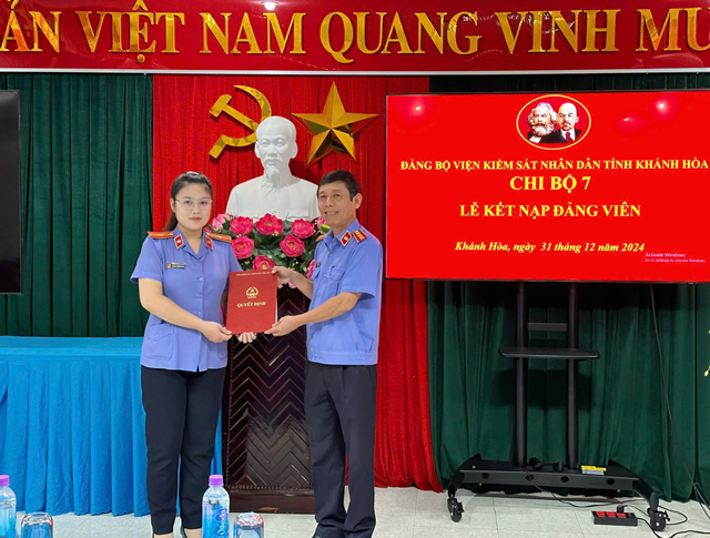 Chi bộ 7 - Đảng bộ Viện kiểm sát nhân dân tỉnh Khánh Hòa tổ chức Lễ kết nạp Đảng viên mới