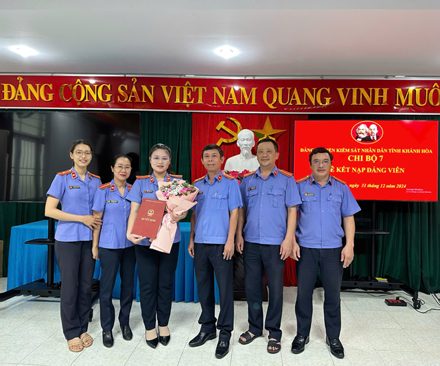 Chi bộ 7 - Đảng bộ Viện kiểm sát nhân dân tỉnh Khánh Hòa tổ chức Lễ kết nạp Đảng viên mới