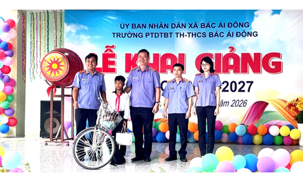 VIỆN KIỂM SÁT NHÂN DÂN KHU VỰC 7 - KHÁNH HÒA TIẾP SỨC ĐẾN TRƯỜNG, CHẮP CÁNH ƯỚC MƠ CHO HỌC SINH CÓ HOÀN CẢNH KHÓ KHĂN