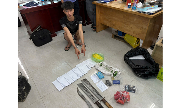 Bắt quả tang đối tượng tàng trữ má túy, lựu đạn –...