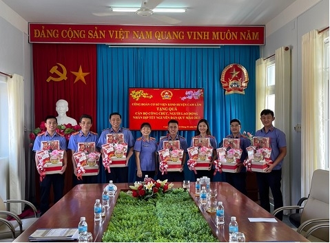 Viện kiểm sát huyện Cam Lâm tặng quà cho công...